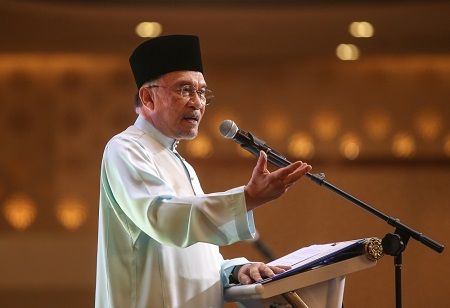 PM Anwar Urges Focus on Engineering, AI, and Digital to Secure Future Economy