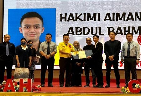 SMK Methodist Students Honored with Study Incentives for Top STPM Results