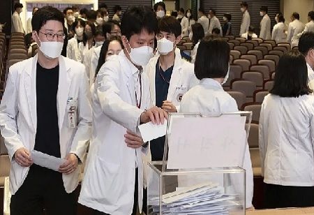 South Korean Medical Students Held Back among Admissions Quota Protest