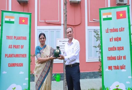Vietnam-India Friendship Celebrated With Tree Planting at Thuyloi